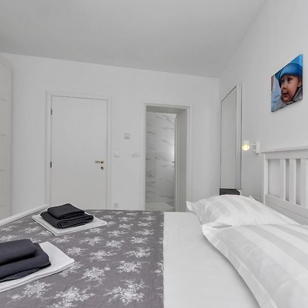 Apartment Lotte With Private Pool In The City Center! Макарска Номер фото